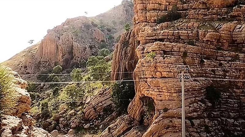 مصرع مصور قناة فضائية إثر سقوطه من جبل أثناء تسجيل برنامج تلفزيوني