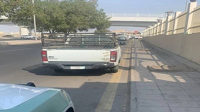 بالفيديو.. سيارة تقطع إشارة المرور في حائل