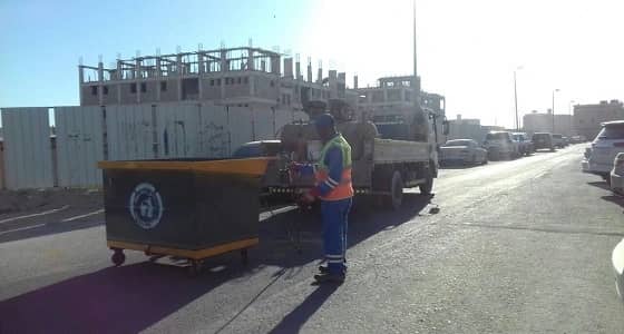 تنظيف وتعقيم حاويات النظافة في شوارع بلدية الدمام