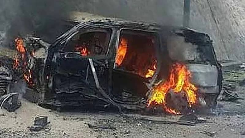 بالفيديو.. استهداف موكب محافظ عدن بسيارة مفخخة