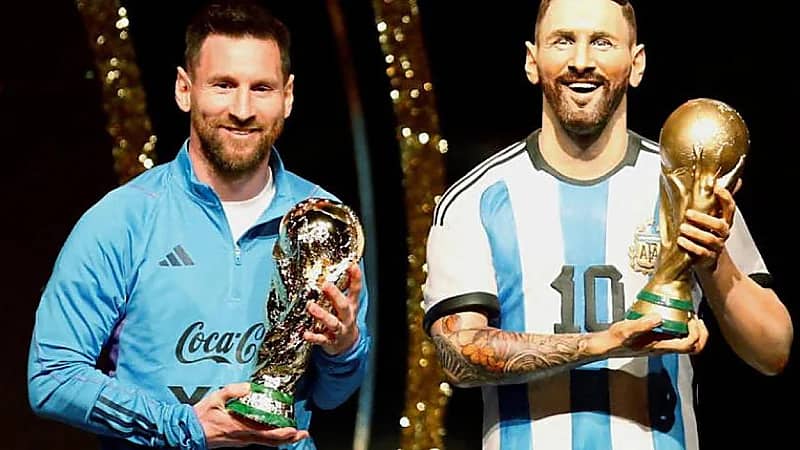 تمثال ميسي بجوار مارادونا وبيليه في متحف الكونميبول