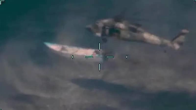 شاهد.. مروحية تطارد تجار مخدرات وتحبط تهريب ٣ أطنان كوكايين