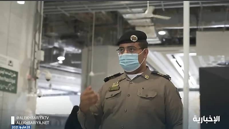 بالفيديو.. رجل أمن يتقن 3 لغات بسبب احتكاكه بضيوف الرحمن