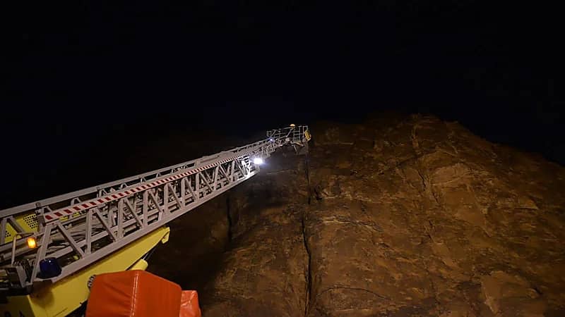 شاهد.. الدفاع المدني يتدخل لإنقاذ طفل احتجز في مرتفع جبلي بحائل