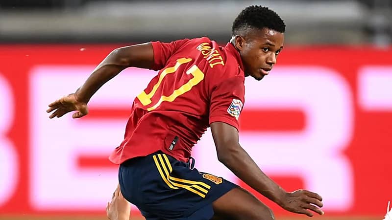 لاعب إسبانيا يتعهد بصبغ شعره حال الفوز بكأس العالم