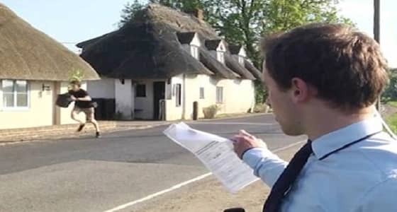 بالفيديو.. مذيع يحصل على لقطة غريبة خلال تقرير له عن المخدرات