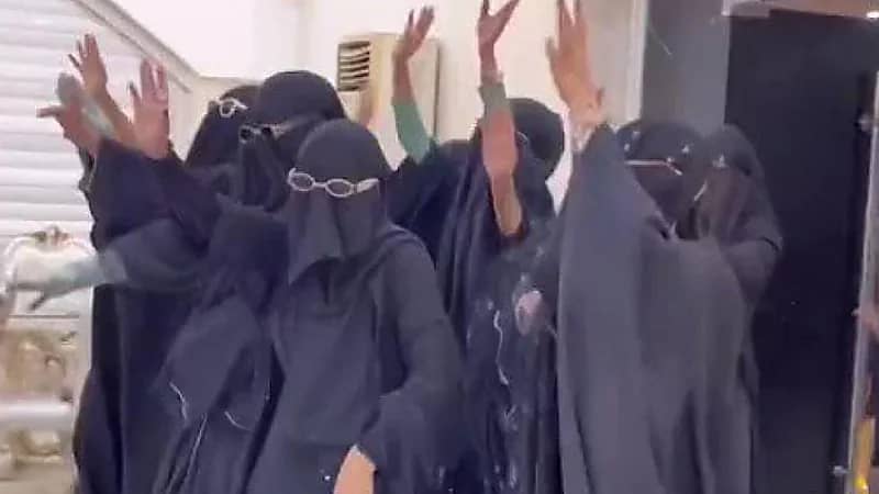 بالفيديو.. سيدة تقتحم حفل زفاف زوجها على أخرى بالاحتفال والغناء