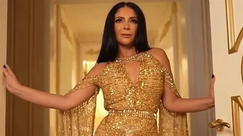 شاهد.. منى زكي تخطف الأنظار بإطلالة جذابة