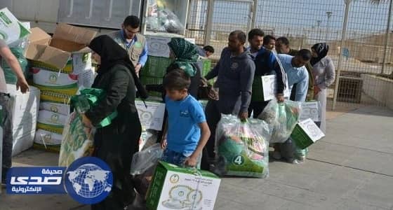 الحملة الوطنية السعودية توزع حقيبة العناية الشخصية للنازحين السوريين على الحدود التركية
