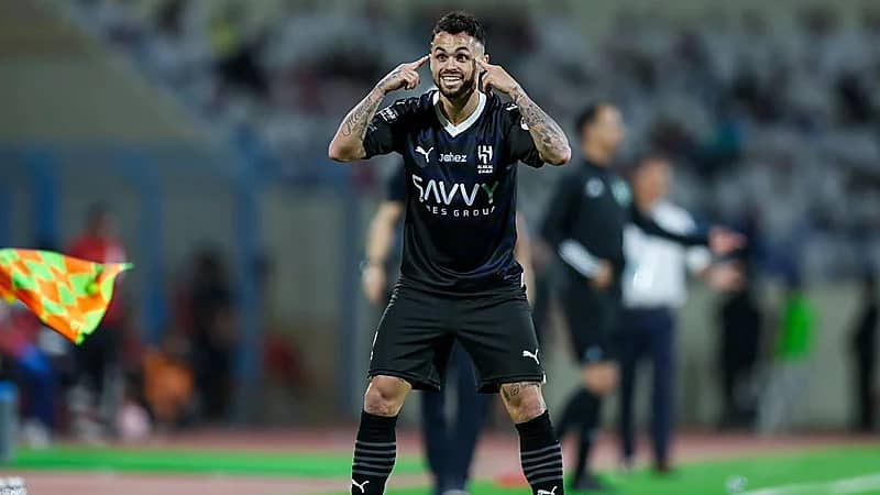 نيوم يبدي اهتمامه بضم محترف الهلال