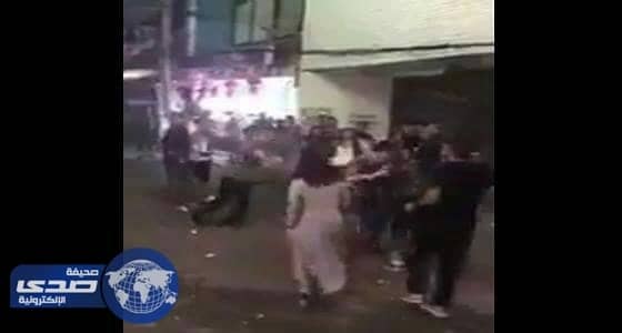 بالفيديو .. علقة ساخنة لثلاثة خليجيين على يد فتيات تايلنديات