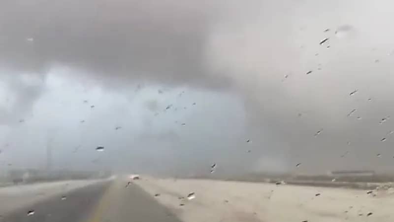 مقطع فيديو لتساقط الأمطار الغزيرة على الجبيل