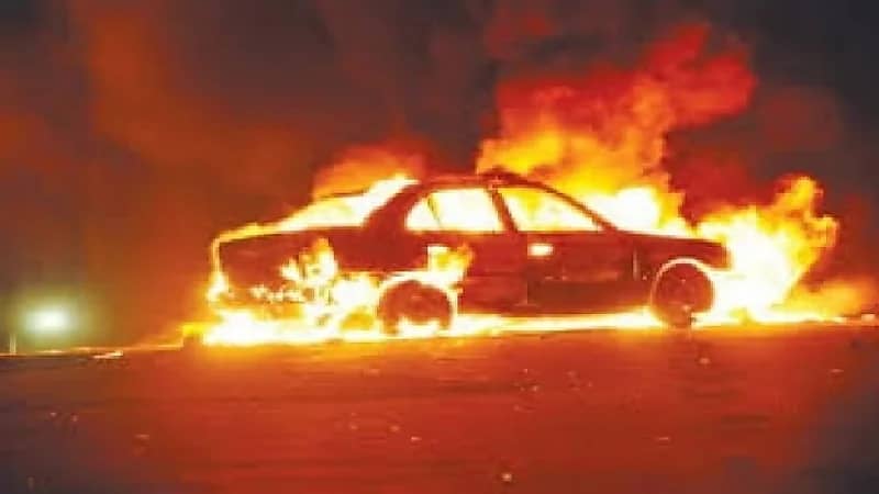 شاهد..حريق مركبة داخل محطة محروقات