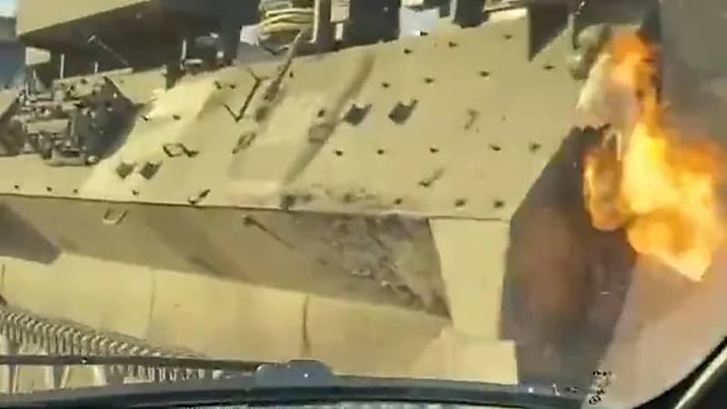 ‏بالفيديو.. أوكرانيون يلقون "قنابل مولوتوف" على الدبابات الروسية