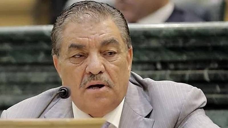 نائب أردني يثير الجدل بطبق "منسف" في غداء رسمي (صورة)