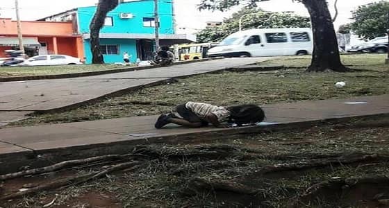 طفلة فقيرة تشرب الماء من بركة قذرة وانتقادات لاذعة للأمم المتحدة