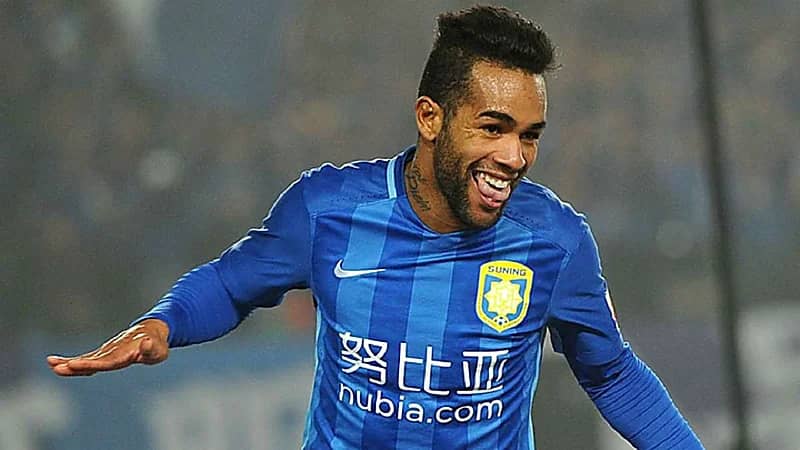 الهلال يقدم عرض للتعاقد مع أليكس تيكسيرا