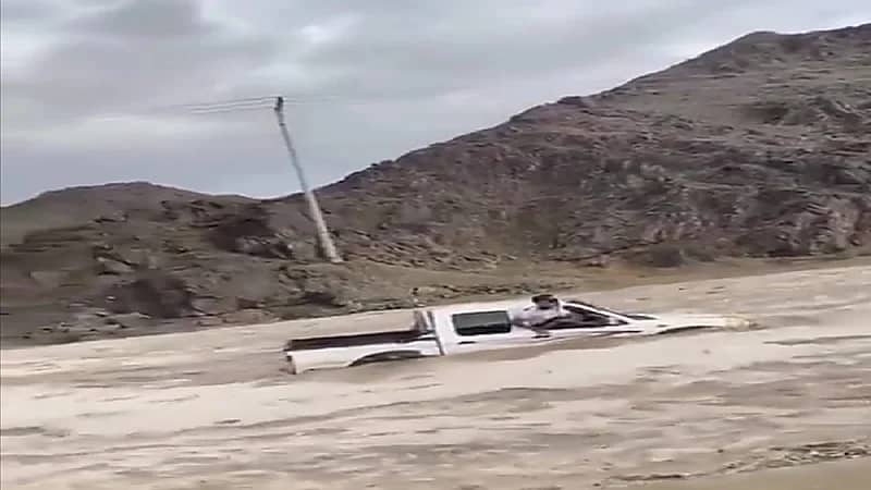 فيديو يحبس الأنفاس..  "لحظة إنقاذ مواطن عالق بسيارته وسط السيول بأعجوبة