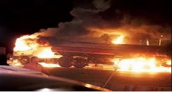 اشتعال حريق بمقدمة شاحنة بسبب ارتفاع حرارة المحرك