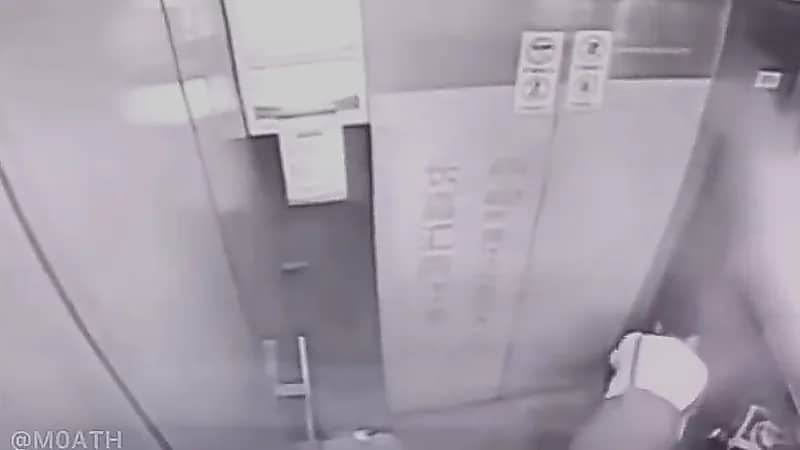 فتاة تنجب رضيعها في المصعد وتلقيه في سلة القمامة .. فيديو
