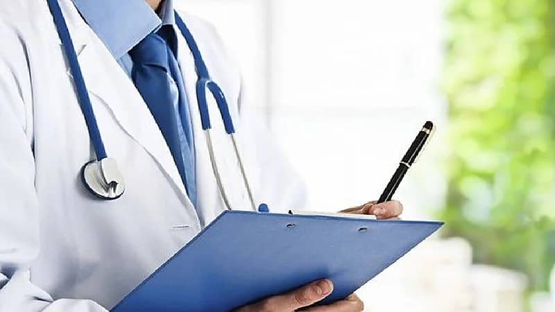 طالبة تفضح طبيبا تحرش بها بفيديو على الفيسبوك