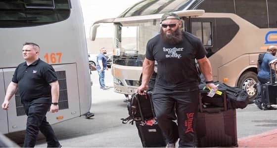 بالصور.. وصول نجوم WWE إلى جدة للمشاركة في الرويال رامبل