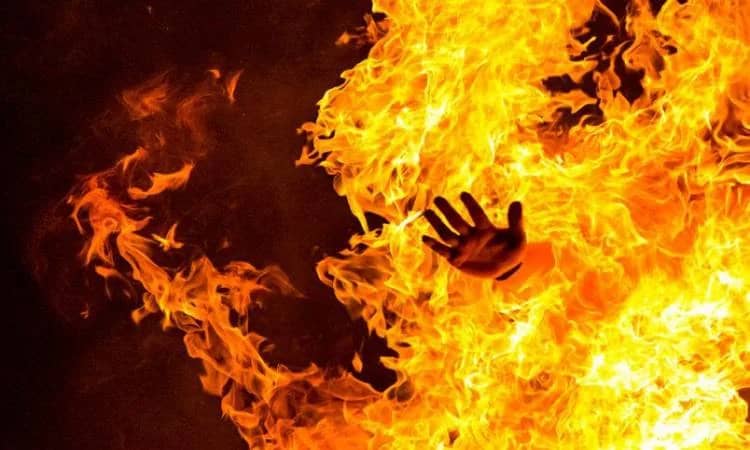إمرأة تحرق زوجة ابنها الحامل بسبب تنظيف السمك