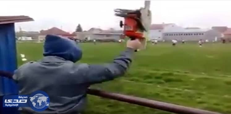 بالفيديو.. مشجع يهدد حكم بمنشار كهربائي