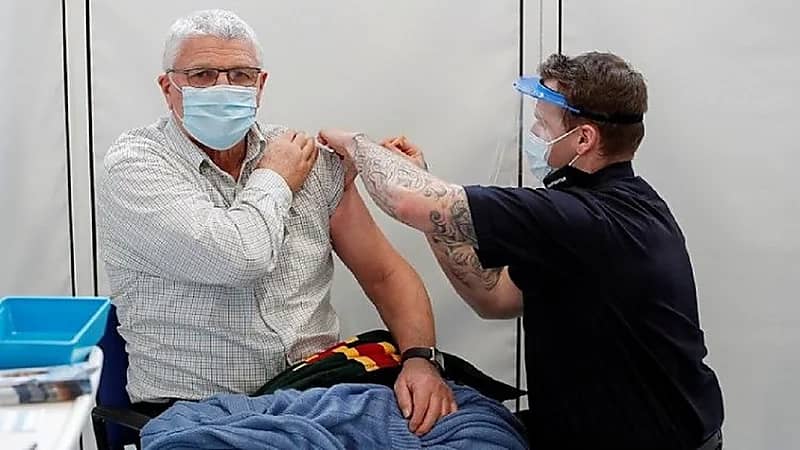 مستشارو الحكومة البريطانية ينصحون بعدم إعطاء جرعة لقاح رابعة للمسنين