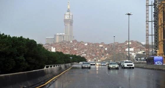 أمطار رعدية مصحوبة بزخات برد تحد من الرؤية بمكة المكرمة