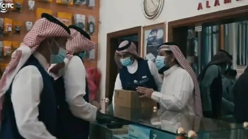 ضبط مجموعة من الأجهزة المخالفة في محلات وأسواق الاتصالات خلال جولة تفتيشية " فيديو "