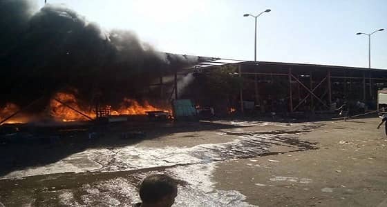 اندلاع حريق داخل مستودع حديد بجدة