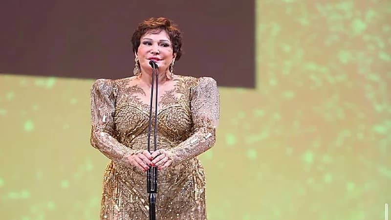 بالفيديو.. سقوط لبلبة أثناء كلمتها في مهرجان الجونة