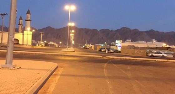 اصطدام سيارتان بحائل أسفر عن إصابات