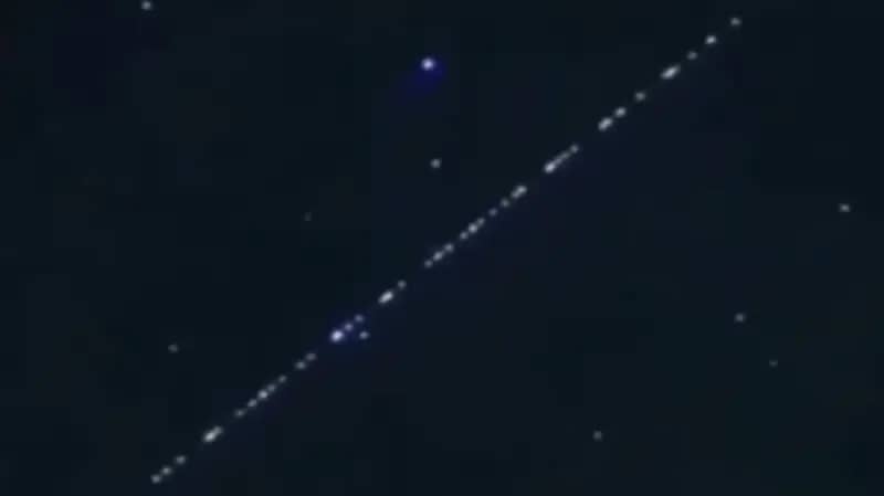 بالفيديو.. أقمار ستارلينك للإنترنت تحلق فوق سماء تركيا