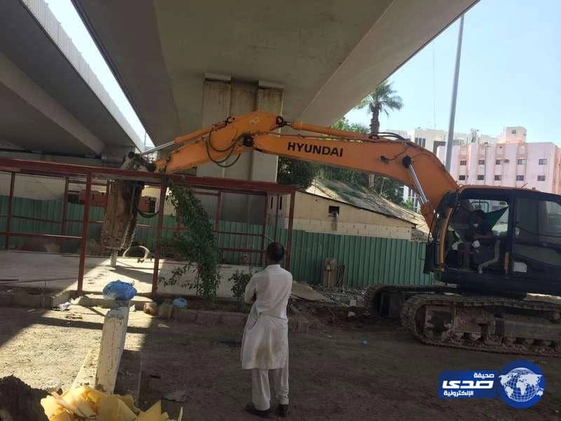 أمانة مكة تزيل المباني العشوائية.. وتطالب الجهات المعنية بمراجعة أوضاعها