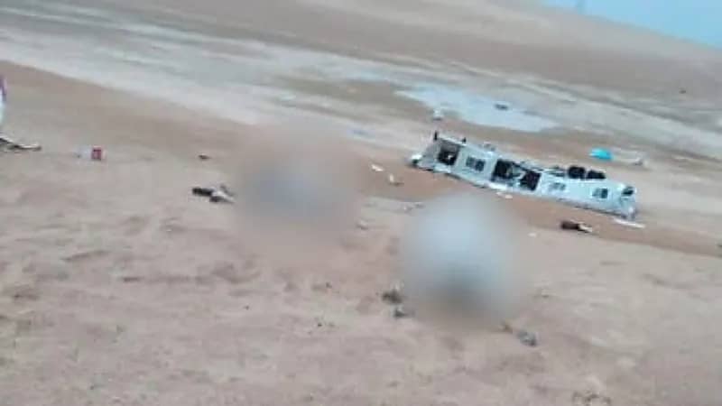 بالفيديو .. صاعقة رعدية تضرب مقطورة محملة بالإبل بنفود السر