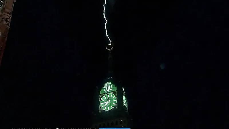 برق يضرب برج الساعة ويضئ سماء مكة المكرمة .. فيديو