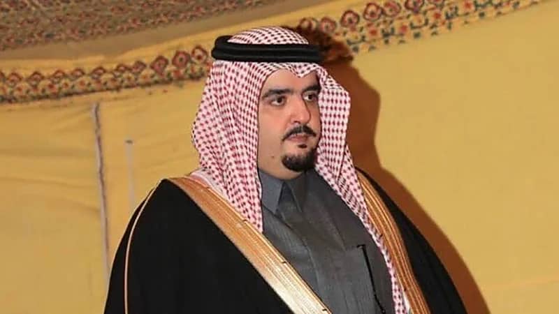 شاهد.. صورة نادرة للأمير عبد العزيز بن فهد أثناء أدائه العرضة في حفل مدارس الرياض