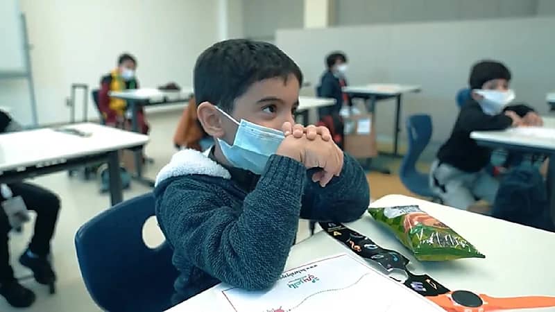 بالفيديو .. انتظام حضور طلاب الابتدائي ورياض الأطفال بالمدارس