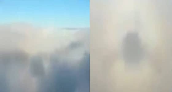 بالفيديو.. طائرة تواجه أخرى فوق السحاب