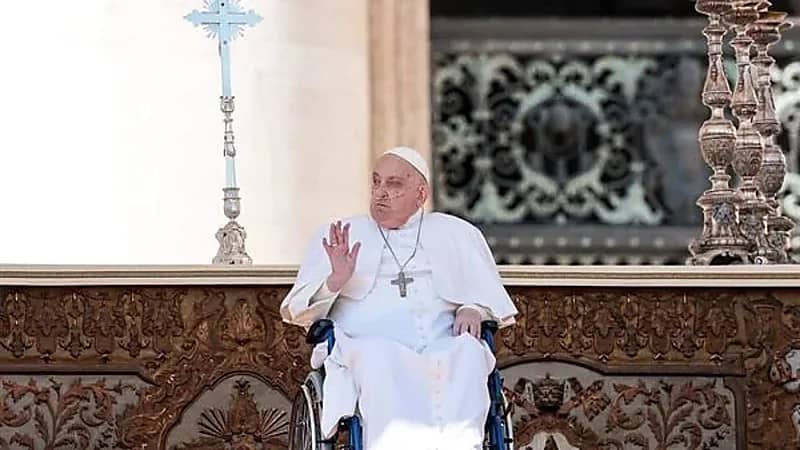 بابا الفاتيكان يظهر علنًا لأول مرة منذ خروجه من المستشفى