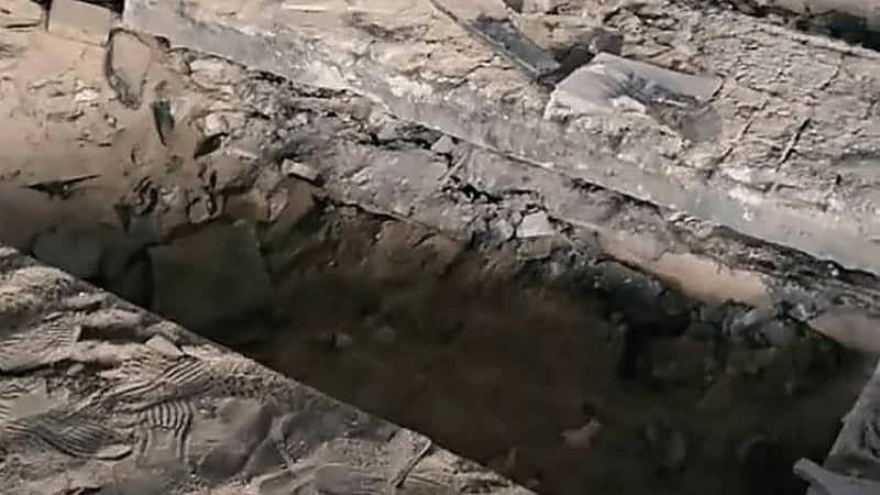 نبش قبر حافظ الأسد ونقل رفاته إلى جهة مجهولة.. فيديو وصور