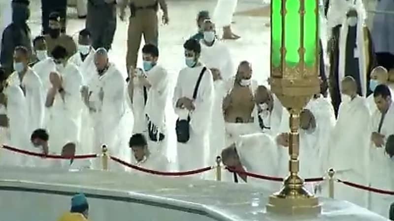 شاهد.. هطول أمطار غزيرة على ساحات المسجد الحرام