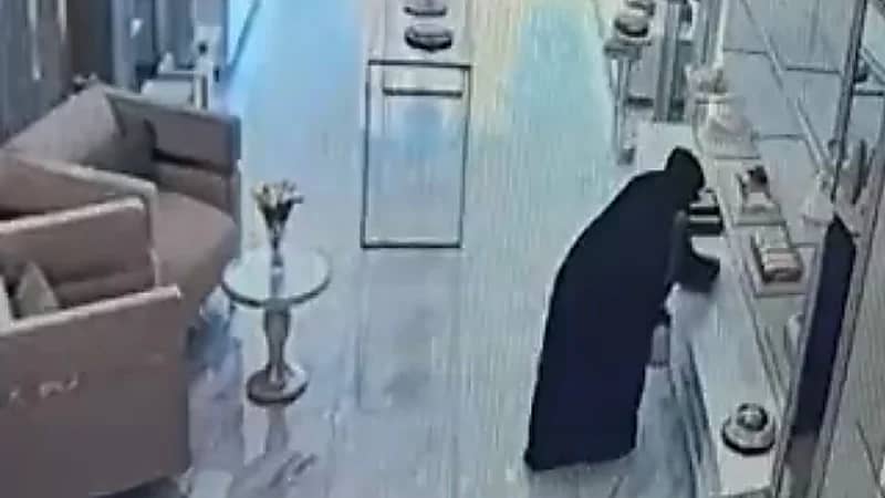 شاهد.. امرأة منقبة تسرق طبق شوكولاتة