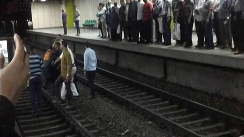 شاب ينهي حياته أسفل عجلات مترو الأنفاق