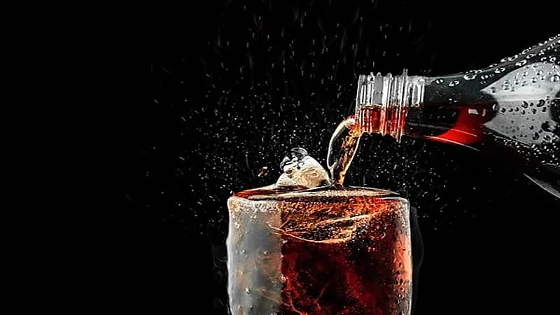 أطعمة تجنب تناولها مع المشروبات الغازية