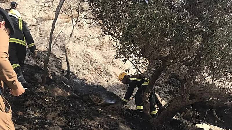 الدفاع المدني يخمد حريقًا في جبل أثرب بمحافظة بارق