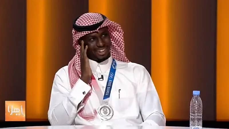 فيديو..البطل طارق حامدي يكشف تفاصيل مكالمة ولي العهد له بعد حصد الفضية