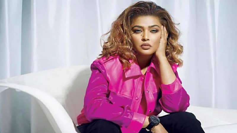 بالفيديو.. رقص وعد بعفوية مع عاملاتها المنزليات